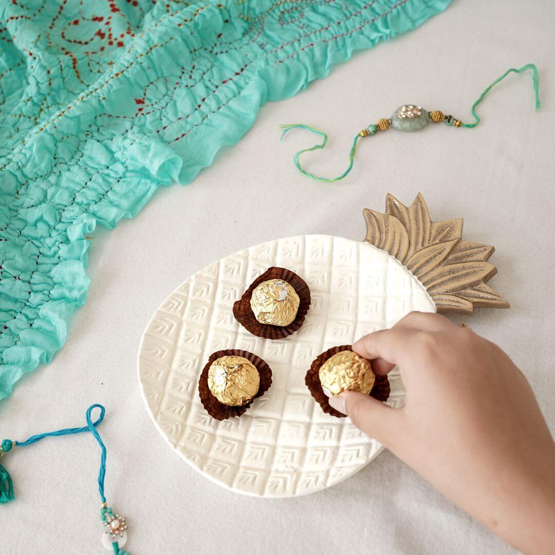 White Pineapple Metal tray