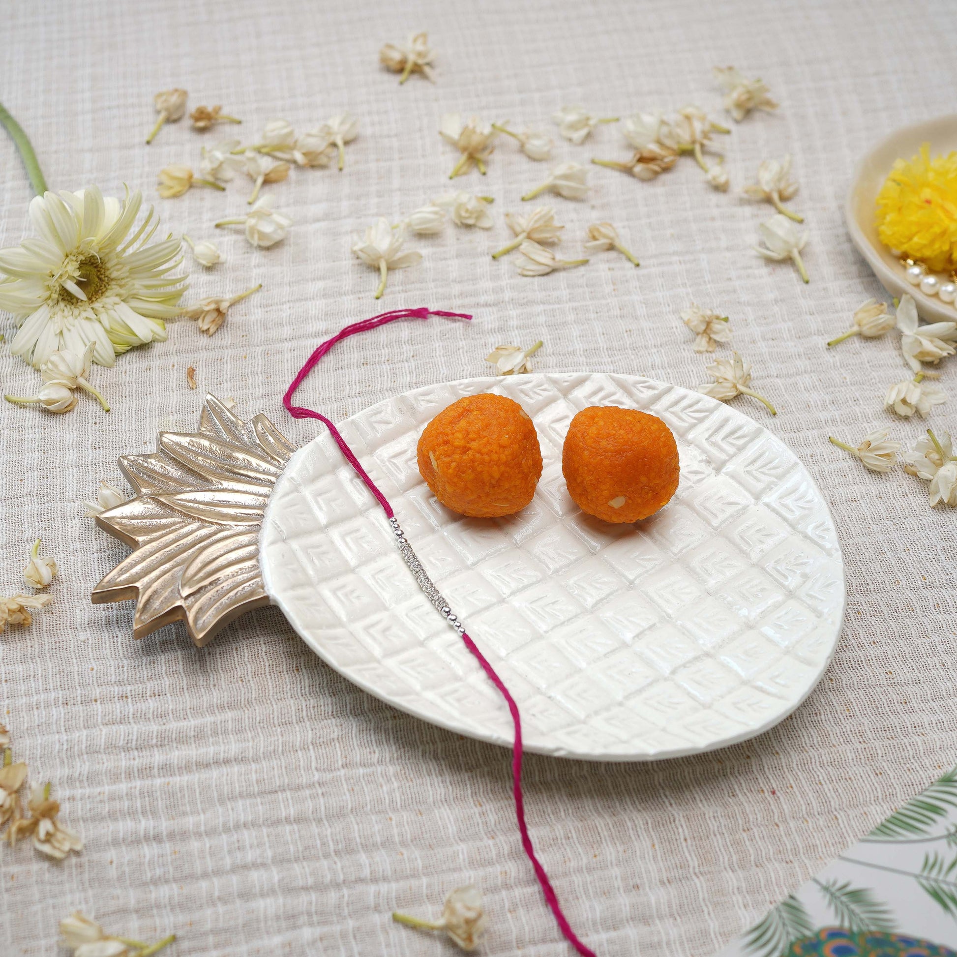 White Pineapple Metal tray