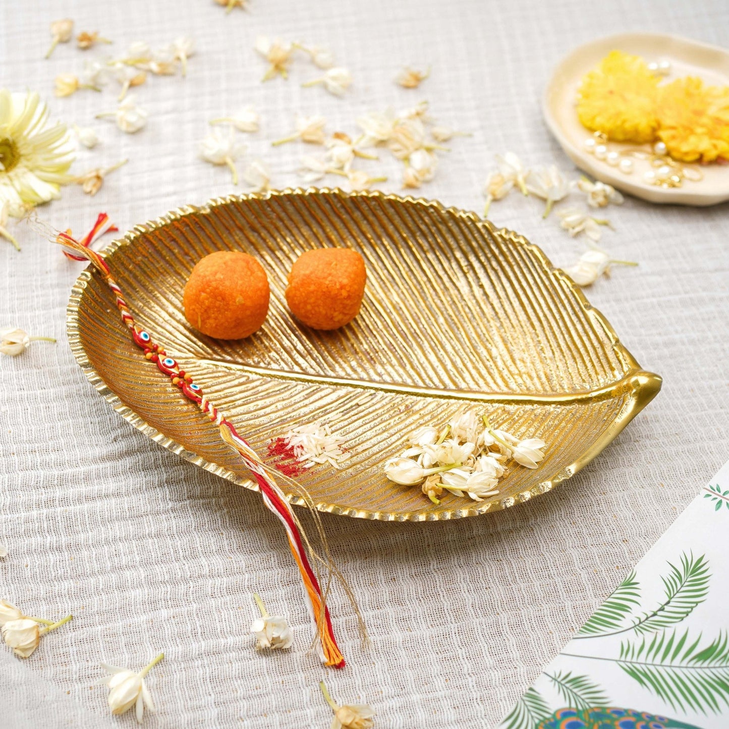 Leaf - shaped Platter, Golden, Small - Behoma