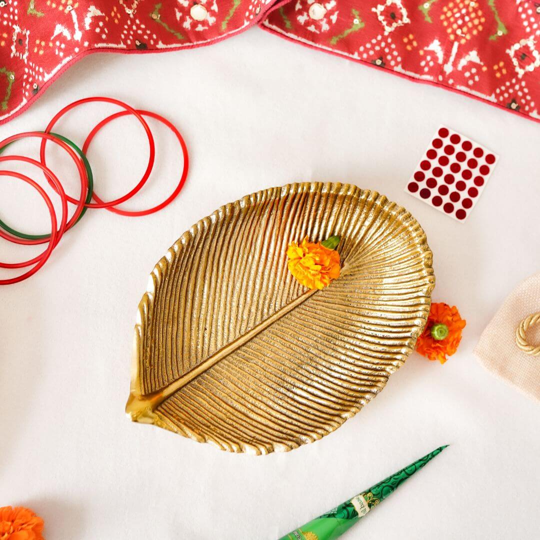 Leaf - shaped Platter, Golden, Small - Behoma